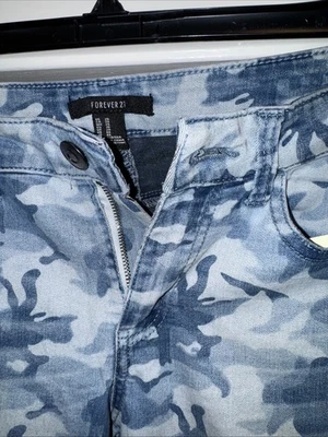 Forever 21 女式迷彩印花工装裤蓝色中号预爱 — 第 1/4 张图片