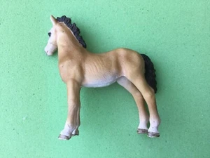 Statuina puledro Schleich Tennessee Walker Yearling 2011 D-73527 ritirata - Foto 1 di 9