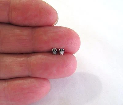 Pendientes de plata de ley de 4 mm con calavera de poste pequeño. Foto 1 de 4