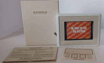 Visor de fotos Showbox contiene 40 fotos de 3 1/2" por 5" de colección 1991 Burnes Foto 1 de 4