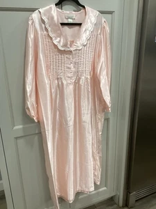 Vestido de Noche Aria Rosa De Colección Satinado Manga Larga Cuello con Pliegues Frontales Talla M - Imagen 1 de 8