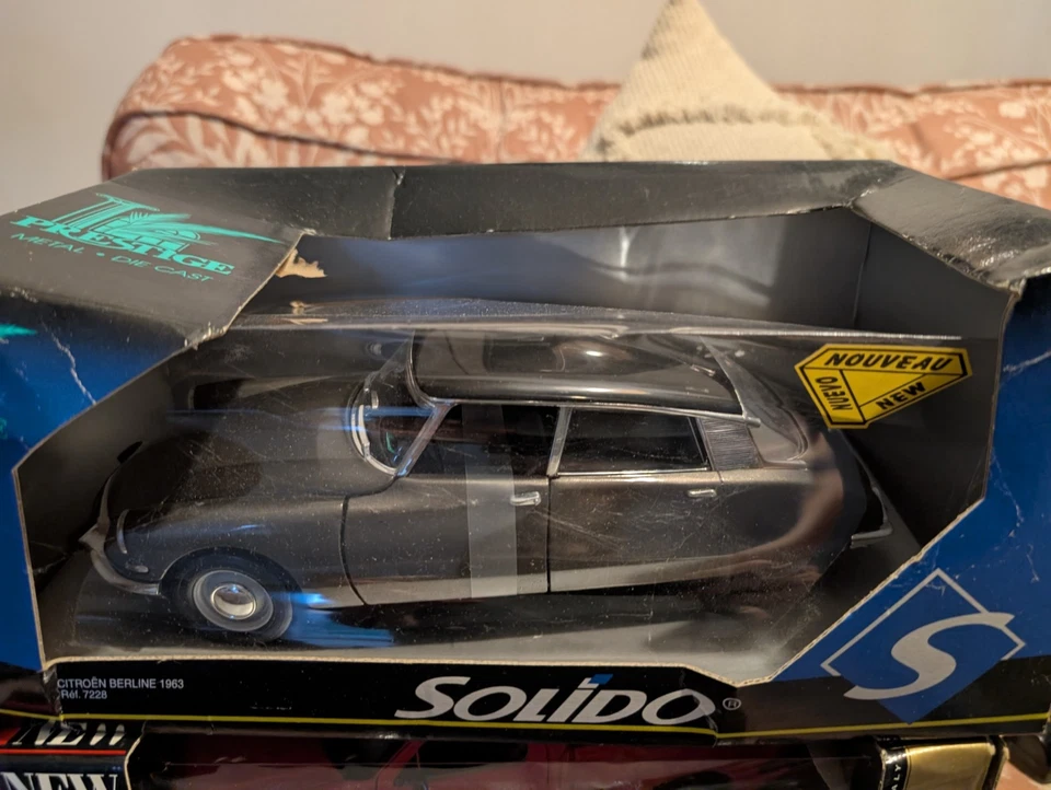 Solido 1/18 Citroen DS 19 Berline 1963 Grey/Black Scale Model Car, Ref: 7228 - Image 1 of 1