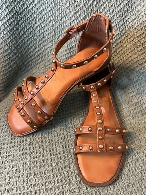 Sandalia plana de bambú para mujer con tachuelas ancho medio rubí talla 8,5 Foto 1 de 4