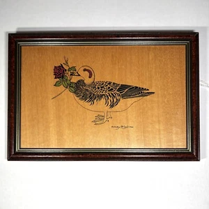 Dibujo a tinta firmado Duck Goose con rosa en la boca - Lindley Briggs 1986 enmarcado 6x9" - Imagen 1 de 6