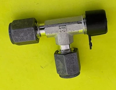 1/8 Tube x 1/8 MNPT x 1/8 Tube 316ss Male Run Tee  Parker CPI 2-2-2 RBZ-SS - Image 1 of 3