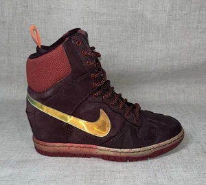 Nike Sky Hi Dunk H20 Repel Sneaker Boot Zeppa Donna - Borgogna/Oro UK Taglia 6 - Foto 1 di 9