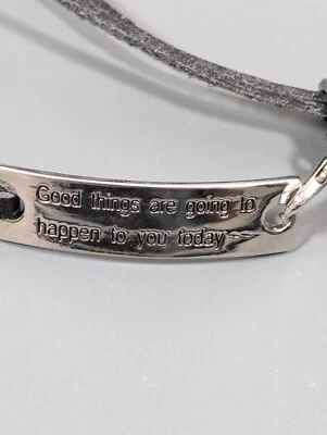 Brazalete de cordón inspirador tono plata Good Things Are Going To Happen 9 pulgadas Foto 1 de 4