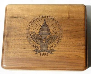 Clinton Gore 1993 Inaugurazione Scatola Portagioie Legno Inciso RARA Edizione Limitata -- - Foto 1 di 1