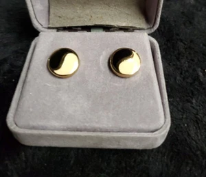 Pendientes redondos Avon Yin Yang esmaltado blanco y negro tono dorado - Imagen 1 de 3