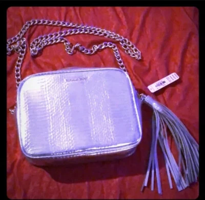 Bolsa de viaje/maquillaje/noche Victoria’s Secret edición limitada con correa de cadena/borla Foto 1 de 4