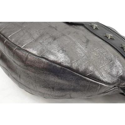 Bolso corporal de cuero en relieve gris y negro para hombre con tachuelas Jimmy Choo Oscar Star Foto 1 de 4