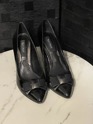 WHBM | Tacones de salón de charol Robyn Black House Black Market lazo negro talla 5,5 Foto 1 de 4
