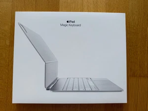 Klawiatura Apple Magic do iPada Pro 13" w kolorze białym, używana, z fakturą i oryginalnym opakowaniem - Zdjęcie 1 z 7