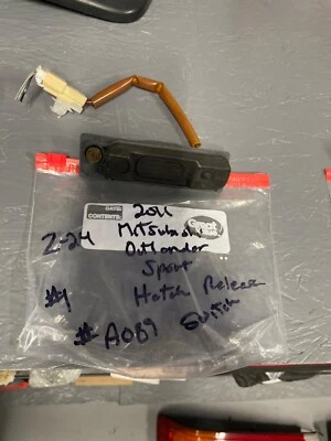 #1 11 - 21 MITSUBISHI OUTLANDER DEPORTIVO TAPA MALETERO ABRIDOR INTERRUPTOR DE LIBERACIÓN FABRICANTE DE EQUIPOS ORIGINALES - Usado Foto 1 de 4