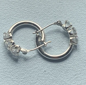 Pendientes Huggie de oro blanco de 14K con circonitas cúbicas, 585 - Imagen 1 de 7