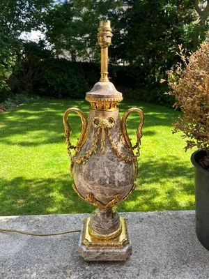 Lámpara jarrón de mármol montada en bronce dorado estilo Luis XVI francesa antigua siglo XX Foto 1 de 4