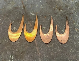 Timbri vintage a assegni Swoosh in ottone ramato - 29 mm - set di 4 - Foto 1 di 4