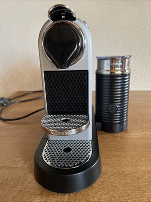 Kaffeekapselmaschine Nespresso m. milchaufschäumer, Tassenhöhe Variabel - Bild 1 von 4
