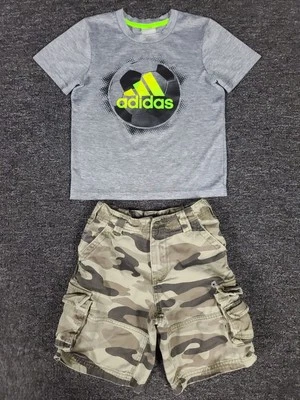 Completo ragazzo 5 Adidas camicia e pantaloncini cargo mimetici gloria sbiaditi set due pezzi scuola - Immagine 1 di 4