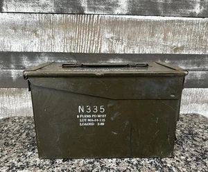 Caja de munición militar de metal contenedor de almacenamiento vacío 8 fusibles PD M557 lote MA-14-115 - Imagen 1 de 8