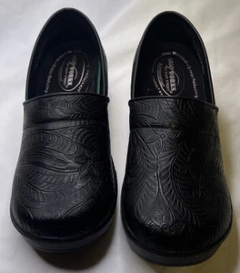 Easy Works by: Easy Street Women’s 8.5 Shoes Slip Resistant, Nurse  Black Clogs - Picture 1 of 8