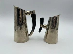 Pair of Vintage Silver Plated Hammered Jugs Pitchers Horn Handles - 20th Century - Picture 1 of 4
