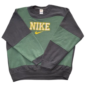 Sudadera Nike Reelaborada Para Hombres XL Negra Verde Logotipo Hechizado Cuello Redondo De Colección Y2K - Imagen 1 de 4