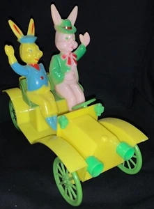JUGUETE DE PASCUA DE PLÁSTICO ROSBRO DE COLECCIÓN - ¡PAR DE CONEJOS CONDUCIENDO UN AUTOMÓVIL ""MODELO T""! - Imagen 1 de 9