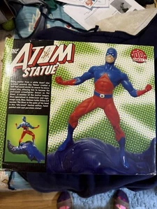 2004 The Atom Statue The Hand of Batman Justice League DC Direct Limited /750 - Picture 1 of 3
