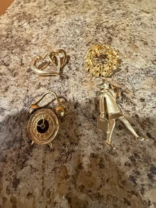 Lot 4 Vintage Goldtone Brooches Heart Alarm Clock Women VIP Case Bacon Wreath - Picture 1 of 4