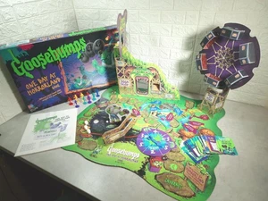 Milton Bradley 1996 Goosebumps One Day at Horror Land gioco da tavolo completo 100% - Foto 1 di 13
