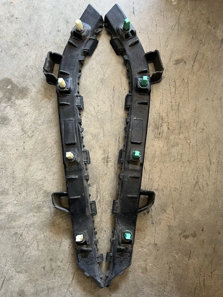 Parachoques trasero Ford Fusion 2014-2020 soportes de montaje lateral guías diestro y derecho OEM Foto 1 de 4