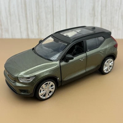 2020/2023 Volvo XC40 Green - 1:32 Scale - Officially Licensed - Image 1 of 4
