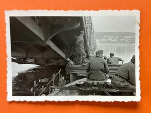 Foto, Pion. Batl.44, Polen, Weichselbrücke, Soldaten im Boot, Brückenbau - Picture 1 of 2