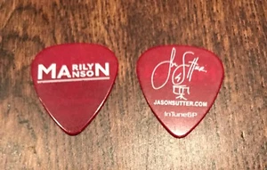 Púa de guitarra MARILYN MANSON 2012 Cruel Tour Jason Sutter firma nombre rojo logotipo - Imagen 1 de 1