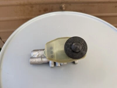 Toyota 4runner V6 1998 cilindro maestro de freno con sensor fabricante original  Foto 1 de 4