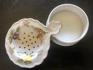 Andrea von Sadek Porzellan Teesieb & Schüssel Blumen Obst überbacken Japan - Bild 1 von 11