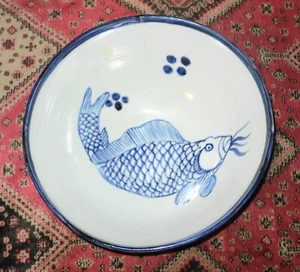 Vintage handgefertigte signierte chinesische japanische asiatische blau-weiße Karpfenschüssel - Bild 1 von 9