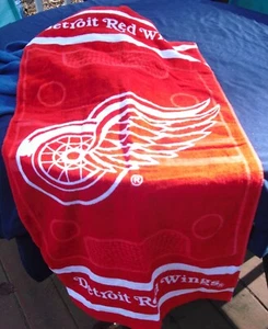 Toalla Detroit RED WINGS ~ Rojo y Blanco ~ 19" x 39" ~ ENVÍO GRATUITO - Imagen 1 de 4
