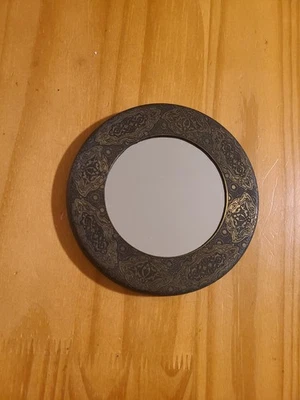 Espejo redondo ornamental con marco de latón Foto 1 de 3