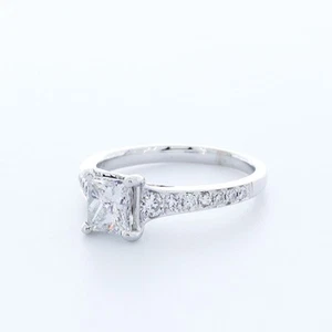 ANILLO DE ACENTO BANDA GRADUADA PRINCESA 14K DIAMANTE CREADO EN LABORATORIO E/VS1 1,5 QUILATES AGI - Imagen 1 de 3