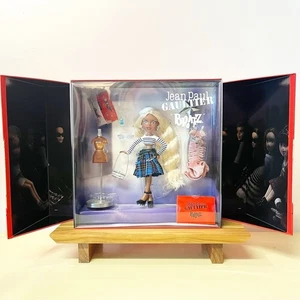 Neu im Karton Bratz x Jean Paul Gaultier Sonderedition Sasha Modepuppe in der Hand - Bild 1 von 8