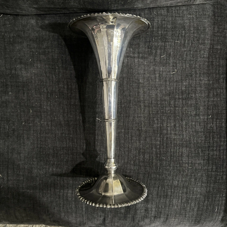 ¡PULIDO! "Florero trompeta chapado en plata con borde Gadroon con paneles de 15""" Foto 1 de 4