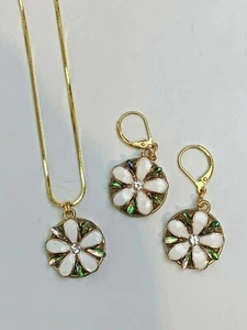 Juego de pendientes y collar enchapados en oro de 24 K con cristal y abulón - Imagen 1 de 2