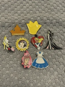 8 SCRAPPER Disney Pins-Alice In Wonderland/Aurora/Villains/Crowns/Snow White - Picture 1 of 2