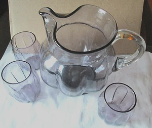 JARRA DE 8 LADOS SOPLADA A MANO PÚRPURA DE COLECCIÓN CON CICATRIZ DE PONTIL Y 3 VASOS, USADA - Imagen 1 de 11