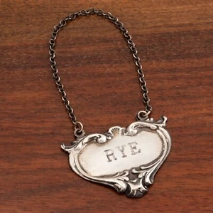 AMERIKANISCHES STERLINGSILBER FLASCHENANHÄNGER ROLLE & MUSCHEL " ROGGEN " 20. JAHRHUNDERT KEIN MONOGRAMM - Bild 1 von 4