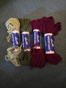 Bucilla 100% Virgn Tapestry Wool 40 yds - 4 Sks: (2) 002, (1) 012, (1) 189 -Rugs - Bild 1 von 7