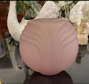 Art Deco Vase rosa satiniert Milchglas Made in Europe - Bild 1 von 4