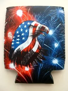 2 NUOVA BANDIERA AMERICANA AQUILA CON DESIGN FUOCHI D'ARTIFICIO CAN KOOZIE PESCA GEMME BIRRA - Foto 1 di 3